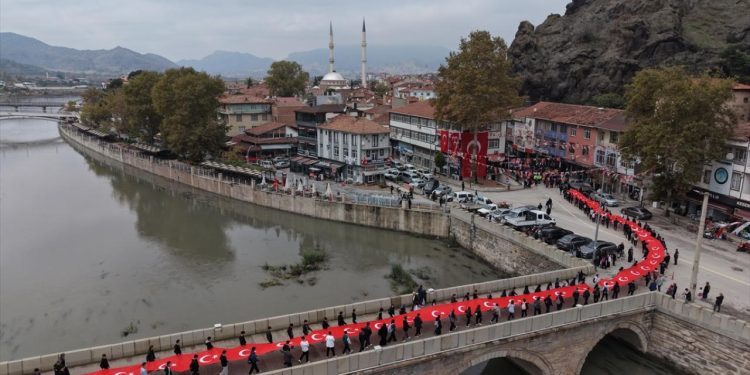 Çorum Cumhuriyet coşkusu: 103. yılda 103 metrelik bayrakla yürüdüler