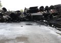 Düzce’de köprüden düşen tırda çıkan yangın söndürüldü