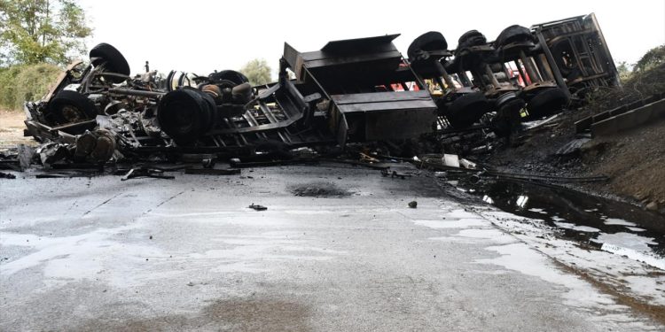 Düzce’de köprüden düşen tırda çıkan yangın söndürüldü