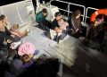 İzmir açıklarında 13 düzensiz göçmen yakalandı