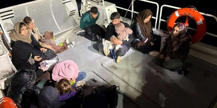 İzmir açıklarında 13 düzensiz göçmen yakalandı