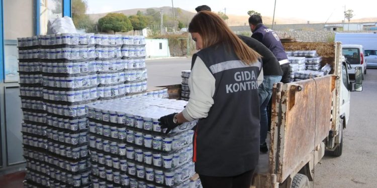 Van’da son kullanma tarihi geçen 860 koli ayran imha edildi
