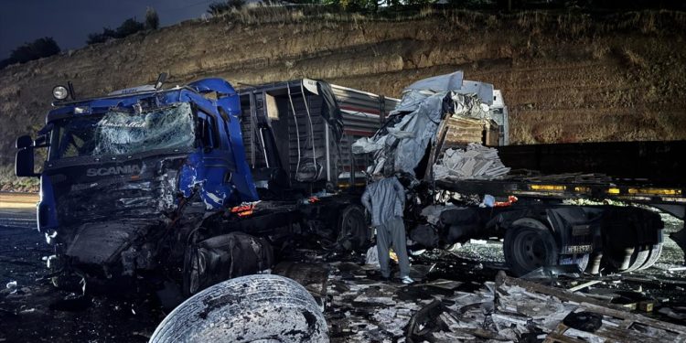 Elazığ’da 3 tır zincirleme kazaya karıştı