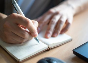 Yapay zeka dedektörleri edebiyat dünyasını karıştırdı: Yazarlar haksız yere suçlanıyor