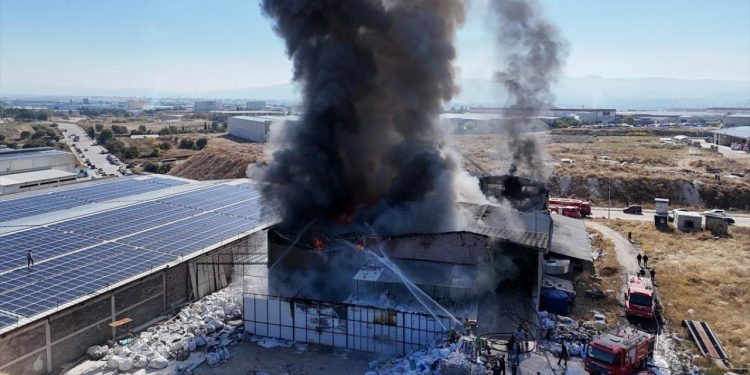 Uşak’ta fabrika yangını: Gökyüzü siyaha büründü