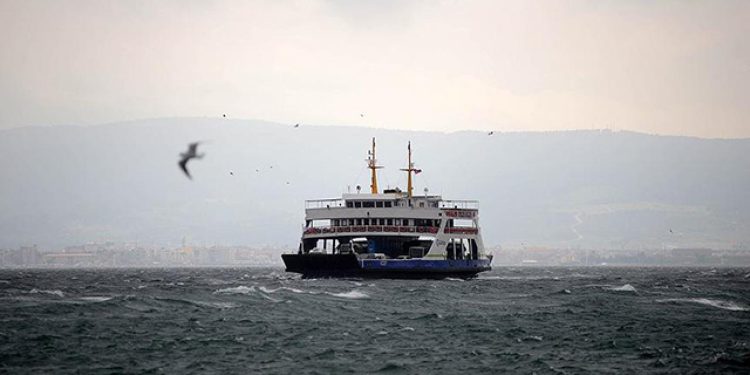 Gökçeada ve Bozcaada hatlarındaki feribot seferlerine fırtına engeli