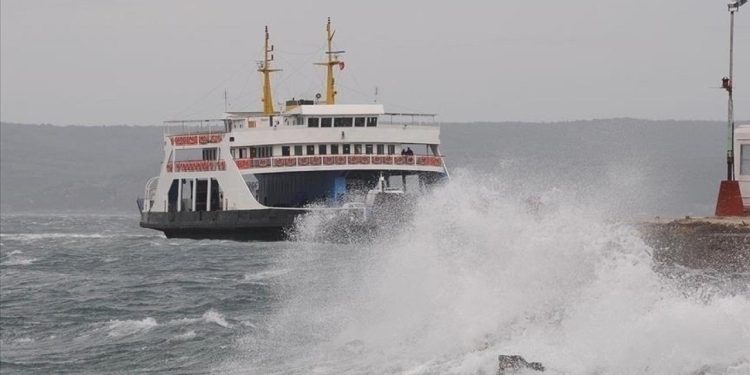 Kuzey Ege’de feribot seferlerine fırtına engeli