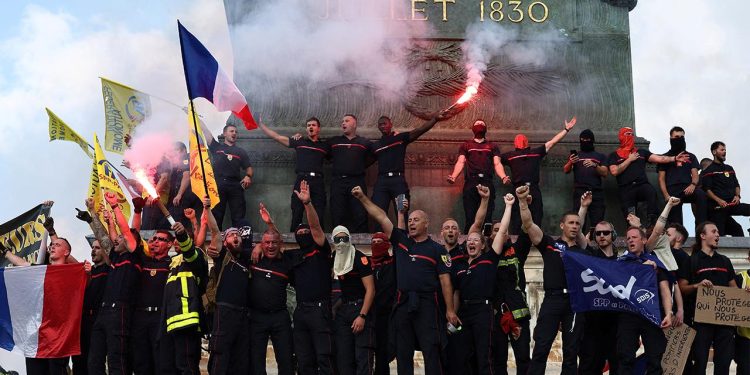 Fransa’da liselilerin eylemleri kapsamında 202 kişi yaralandı
