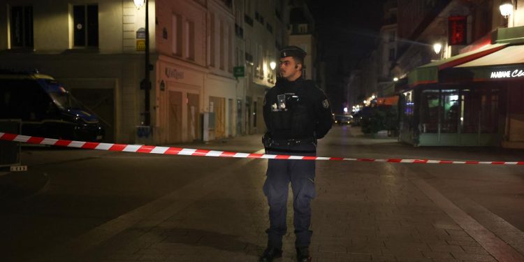Paris ve Lyon’da kısmi sokağa çıkma yasağı 1 gün uzatıldı
