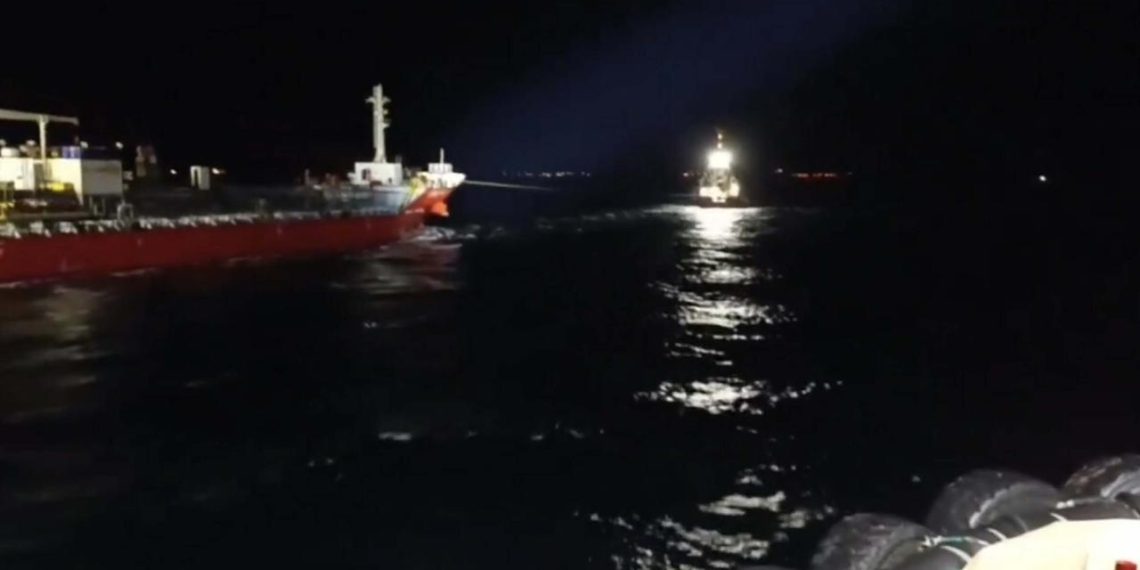 Çanakkale Boğazı’nda arızalanan gemi güvenli bölgeye demirletildi