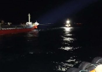 Çanakkale Boğazı’nda arızalanan gemi güvenli bölgeye demirletildi