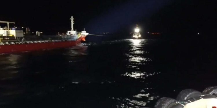 Çanakkale Boğazı’nda arızalanan gemi güvenli bölgeye demirletildi