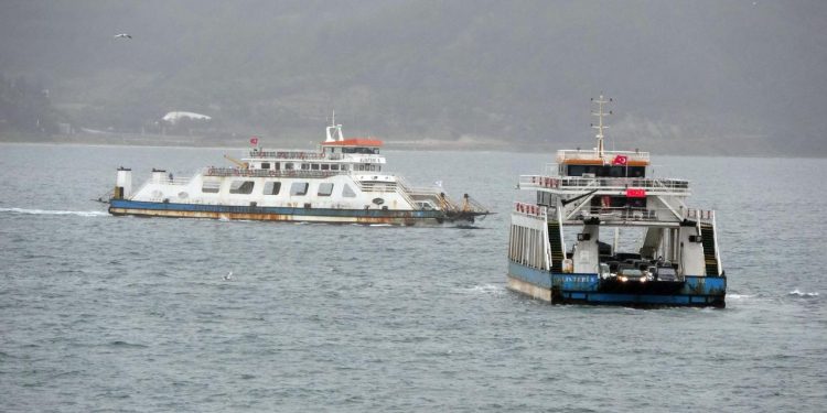 Bozcaada ve Gökçeada feribot seferlerine hava engeli