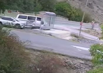 Gümüşhane’de durakta bekleyen kadın kazadan kıl payı kurtuldu