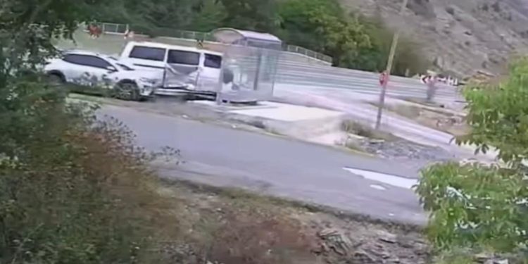 Gümüşhane’de durakta bekleyen kadın kazadan kıl payı kurtuldu