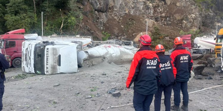 Artvin’de tır parkındaki heyelanda 1 kişi öldü