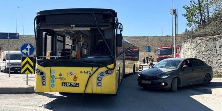 İETT otobüsü istinat duvarına çarptı: 4 yaralı