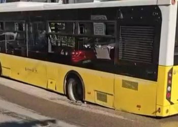 İETT otobüsü çukura düştü