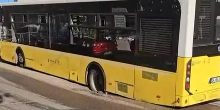 İETT otobüsü çukura düştü