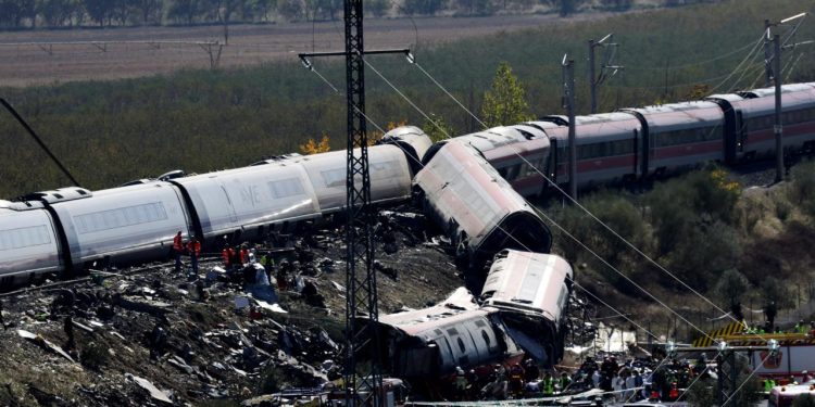 İspanya’da hızlı trenler çarpıştı: En az 68 ölü