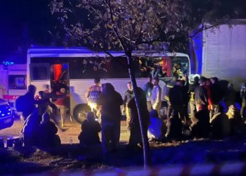 Isparta’da çekici ile minibüs çarpıştı: 17 yaralı