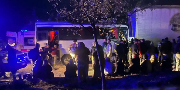 Isparta’da çekici ile minibüs çarpıştı: 17 yaralı