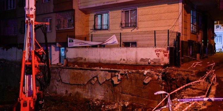 Bahçelievler’de çökme riski oluşan 2 apartman boşaltıldı