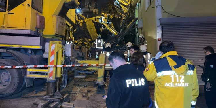 Beyoğlu’nda 5 katlı metruk bina çöktü
