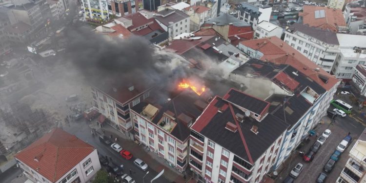 İstanbul’da 5 katlı binada yangın