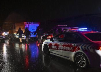İstanbul’da sağanak: Suya kapılan araçtaki 2 kişi kayıp