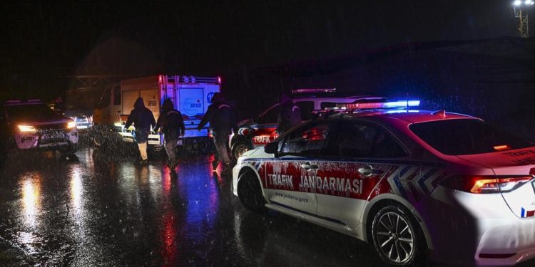 İstanbul’da sağanak: Suya kapılan araçtaki 2 kişi kayıp
