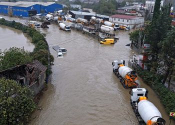 İstanbul’u sağanak vurdu: Yollar göle döndü, araçlar suya gömüldü