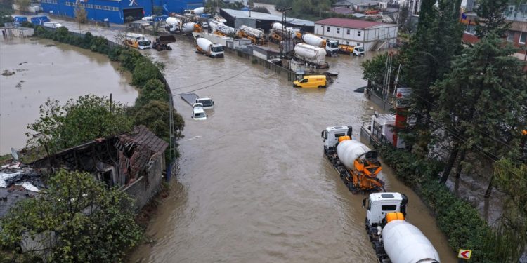 İstanbul’u sağanak vurdu: Yollar göle döndü, araçlar suya gömüldü