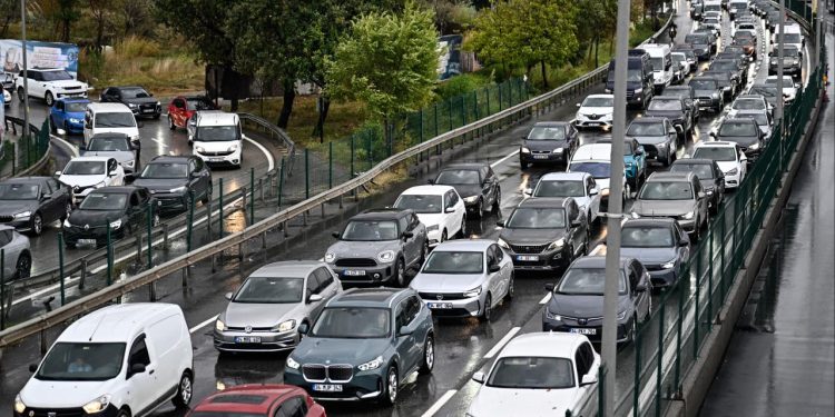 Yağışın da etkisiyle İstanbul’da yoğun trafik