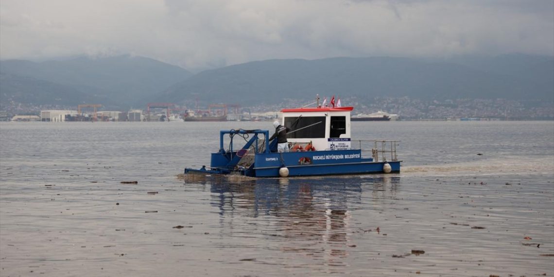 Sağanak sonrası İzmit Körfezi’nden 10 kamyon atık çıkarıldı