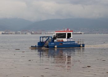 Sağanak sonrası İzmit Körfezi’nden 10 kamyon atık çıkarıldı