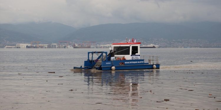 Sağanak sonrası İzmit Körfezi’nden 10 kamyon atık çıkarıldı