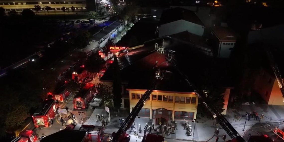 Kartal Koşuyolu Eğitim ve Araştırma Hastanesi’nin çatısında yangın