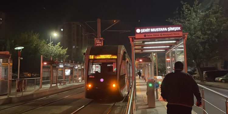 Kayseri’de tramvayın çarptığı yaya ağır yaralandı