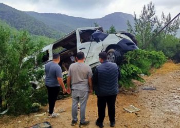 Mersin’de minibüs uçuruma devrildi: 17 yaralı