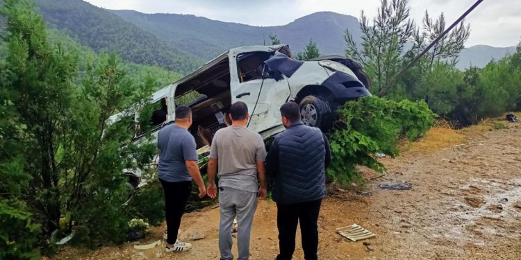 Mersin’de minibüs uçuruma devrildi: 17 yaralı