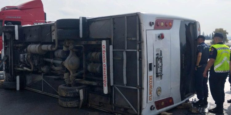 Antalya’da midibüsün devrildi: 5 yaralı