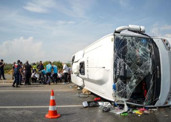 Antalya’da midibüs devrildi: 17 yaralı