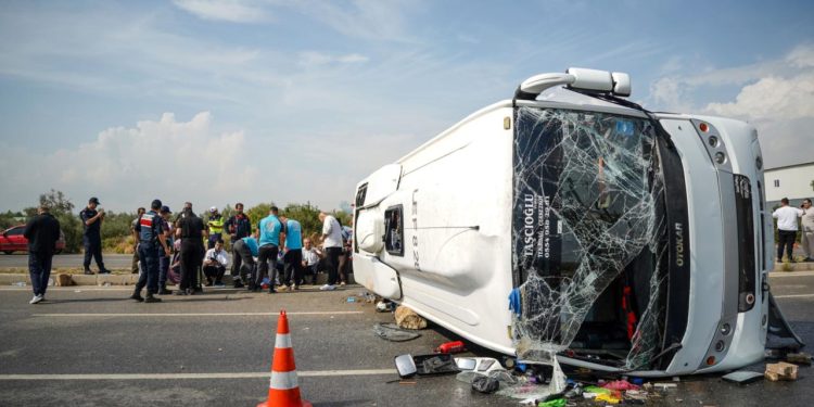 Antalya’da midibüs devrildi: 17 yaralı