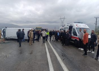 Yüksekova’da öğrenci servisi devrildi: 10 yaralı