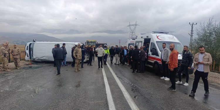Yüksekova’da öğrenci servisi devrildi: 10 yaralı