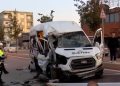 Arnavutköy’de işçi servisi hafriyat kamyonuna çarptı: 9 yaralı