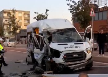 Arnavutköy’de işçi servisi hafriyat kamyonuna çarptı: 9 yaralı