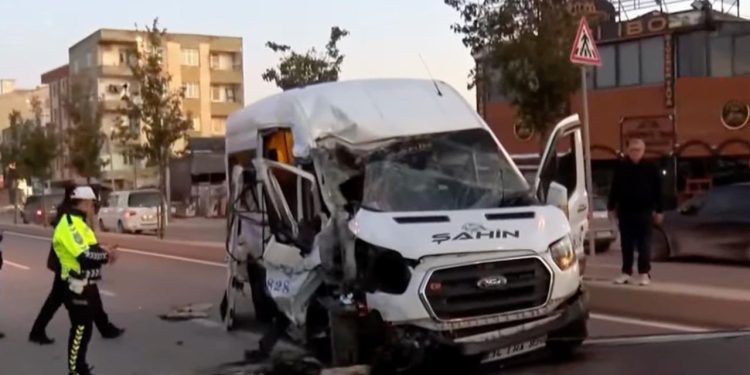 Arnavutköy’de işçi servisi hafriyat kamyonuna çarptı: 9 yaralı
