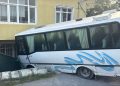 Arnavutköy’de freni boşalan midibüs bahçeye daldı
